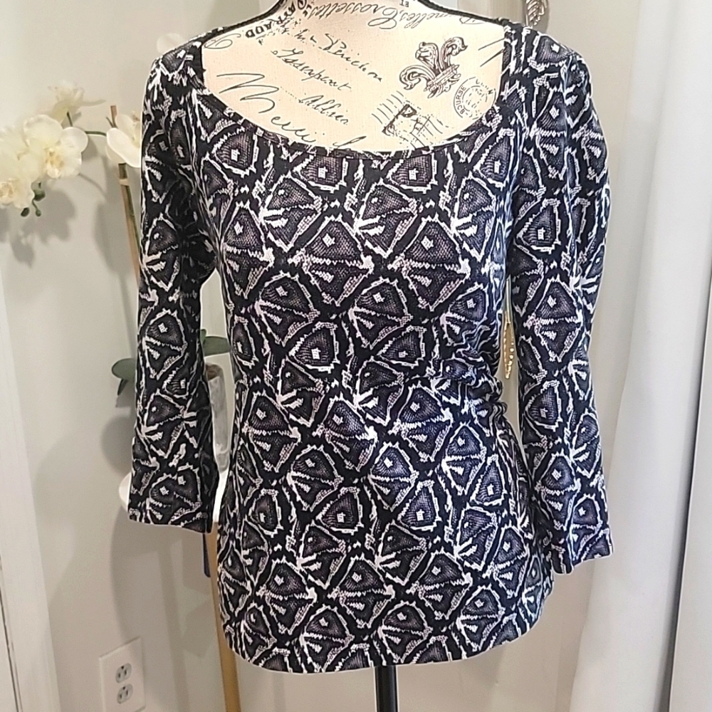 ✨️ GUESS Long sleeve shirt. LARGE B56